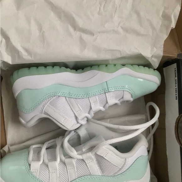 Jordan Kids Retro 11 Sneakers in Mint Green and White - Picture 2 of 6